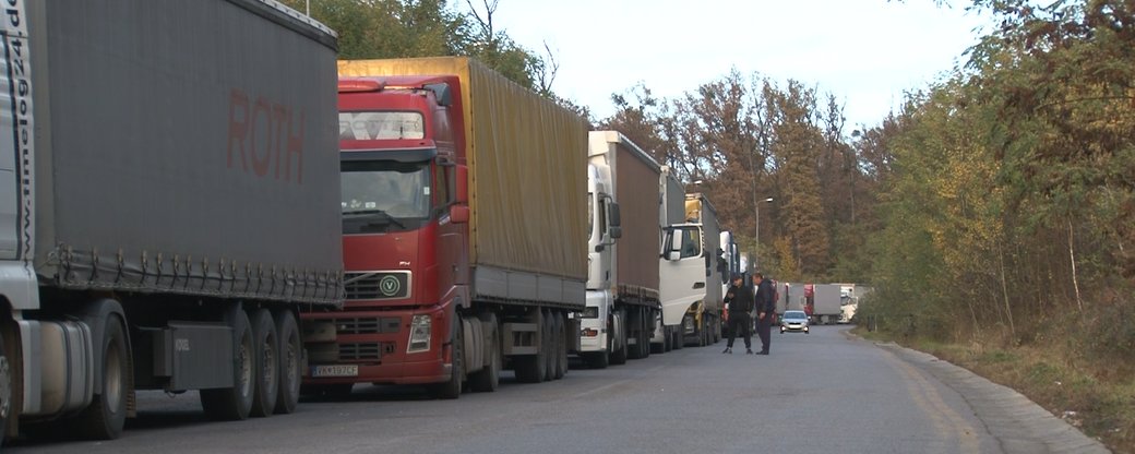 На КПП "Ужгород — Вишнє-Нємецьке" утворилась черга з 300 вантажівок (ФОТО, ВІДЕО)