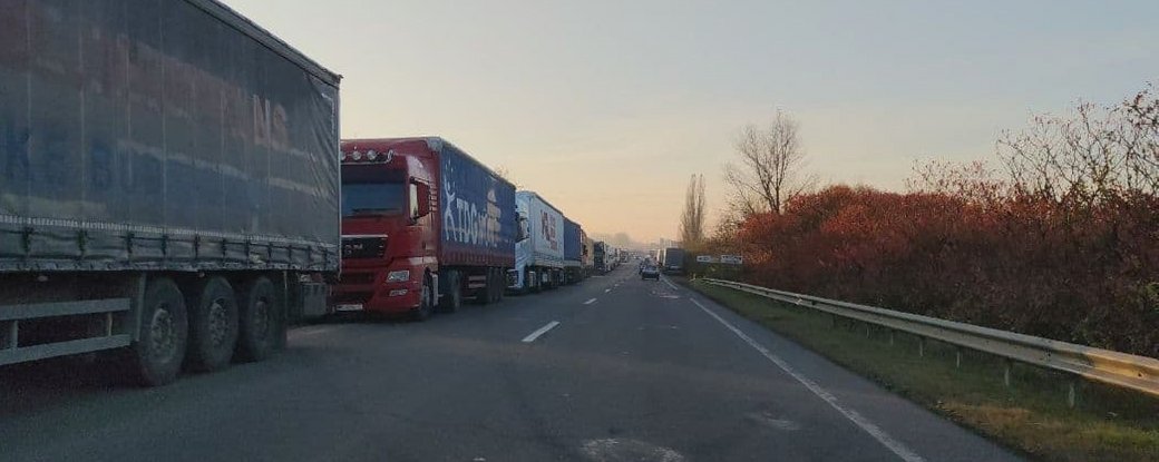 На Закарпатті перед кордоном зі Словаччиною утворилася черга з понад півтисячі вантажівок 