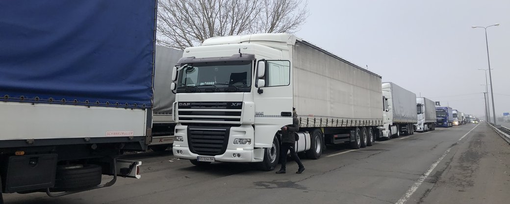 260 вантажівок стоять у черзі від КПП "Тиса" до села Тийглаш на Закарпатті (ВІДЕО)