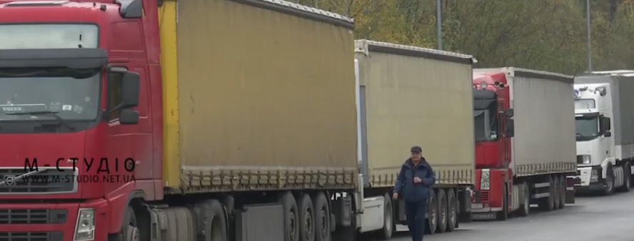 На Закарпатті перед кордоном зі Словаччиною утворилася черга з понад півтисячі вантажівок (ВІДЕО)