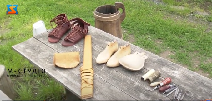 В Ужгороді ветеран АТО створює одяг, взуття та аксесуари середньовічної епохи (ВІДЕО)