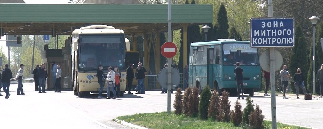 Черга з півтори сотні мікроавтобусів утворилась на пункті пропуску "Тиса" (ФОТО)