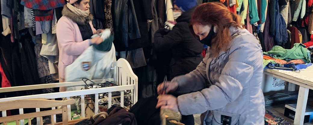546 кілограмів одягу за два дні видали у магазині "Все за дякую" у Мукачеві (ВІДЕО)