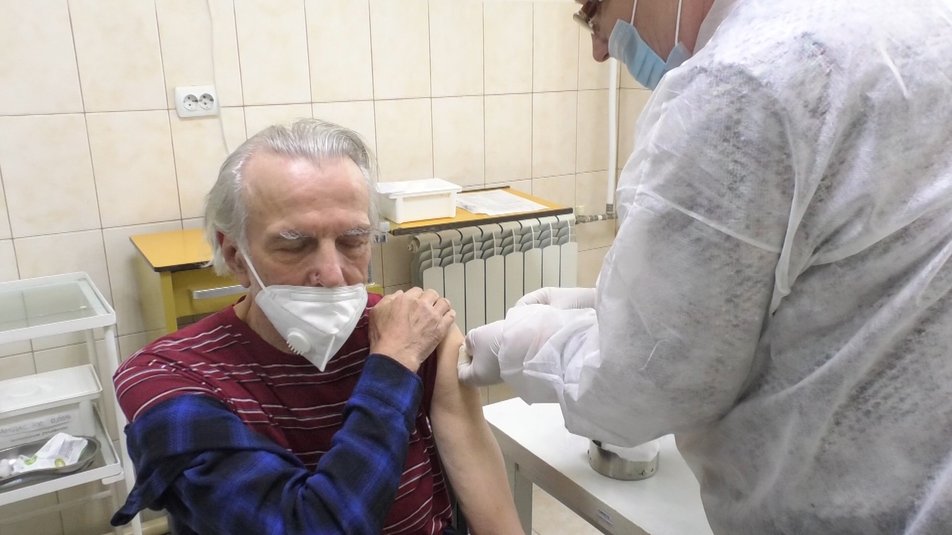 Людей віком від 65 років вакцинують від коронавірусу в Ужгороді (ФОТО, ВІДЕО)