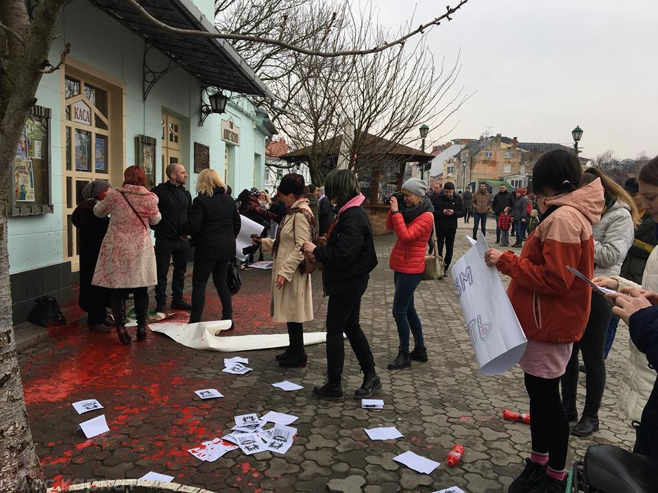 Суд в Ужгороді звільнив від відповідальності підозрюваних у нападі на феміністок 8 березня 2018 року