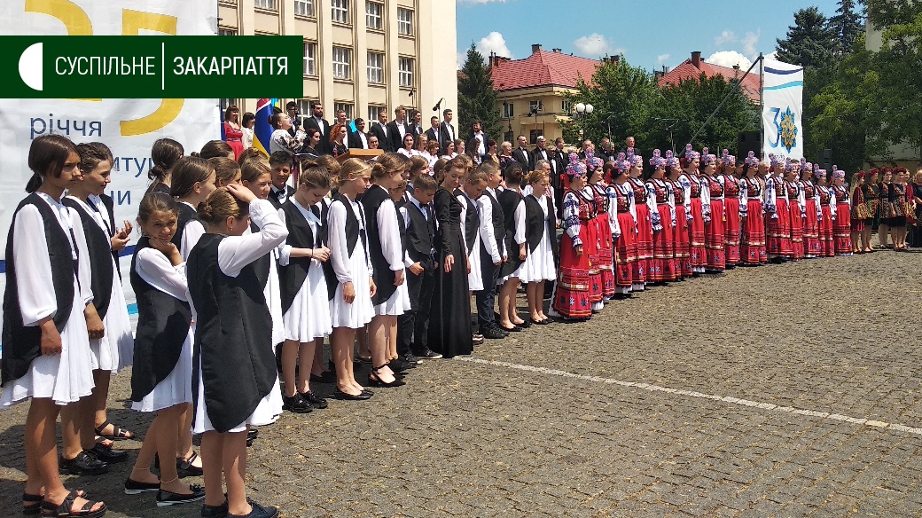В Ужгороді до Дня Конституції на площі Народній виступили шість закарпатських хорів (ФОТО, ВІДЕО)