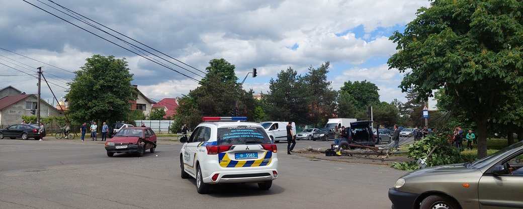 В Ужгороді унаслідок зіткнення двох автівок одна із них вилетіла на тротуар, де знесла електроопору і сітілайт (ФОТО)