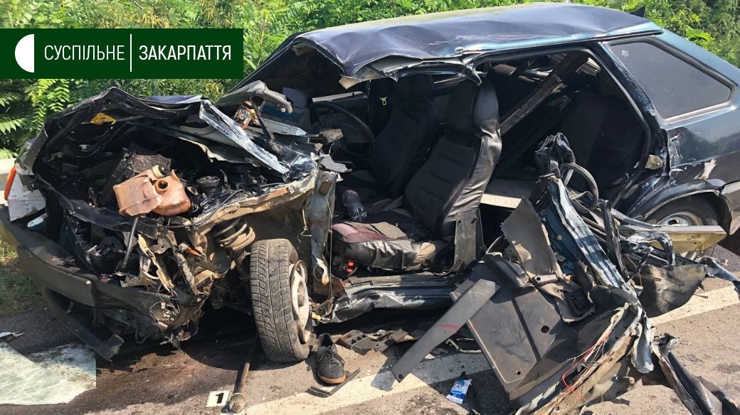 На Ужгородщині після аварії вантажівки та легковика водія "вирізали" з авто (ФОТО)