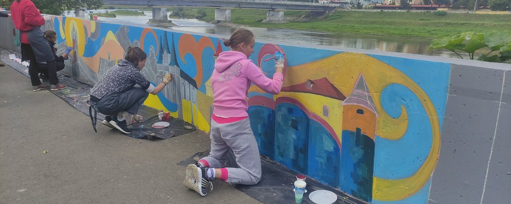 У Мукачеві студенти та школярі розмальовують дамбу (ФОТО, ВІДЕО)