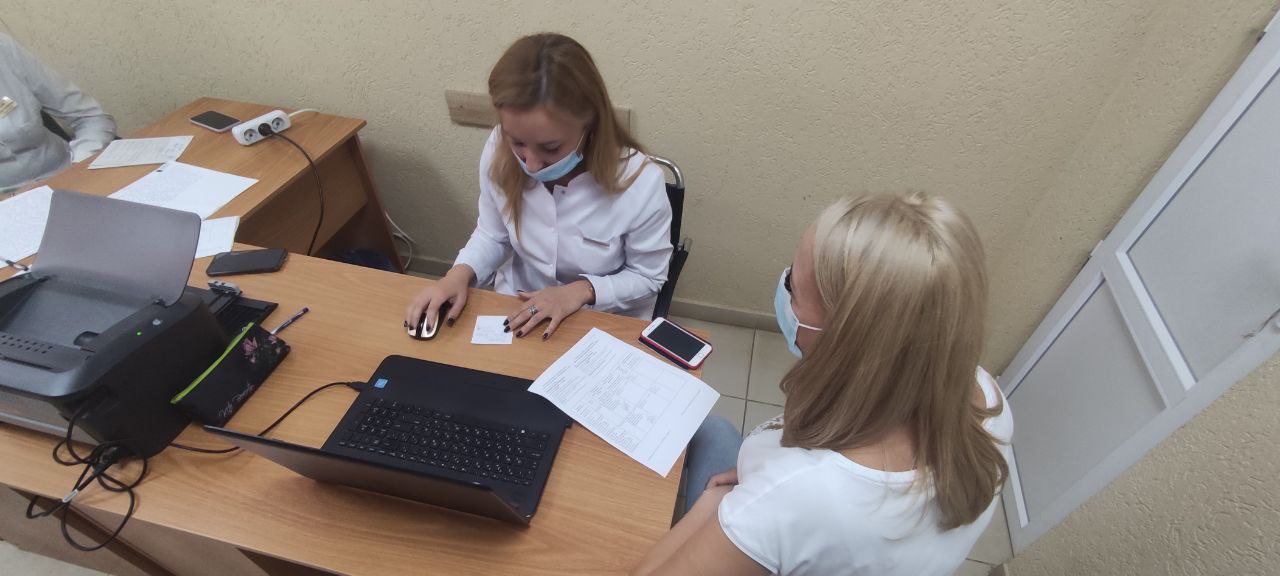 Ужгородці отримують "жовті" і "зелені" COVID-сертифікати вакцинації (ФОТО, ВІДЕО)
