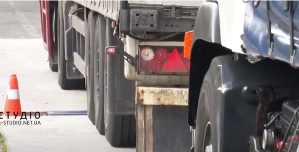 На Мукачівщині на спеціальному майданчику щодня перевіряють майже 100 вантажівок на дотримання габаритно-вагових норм (ВІДЕО)
