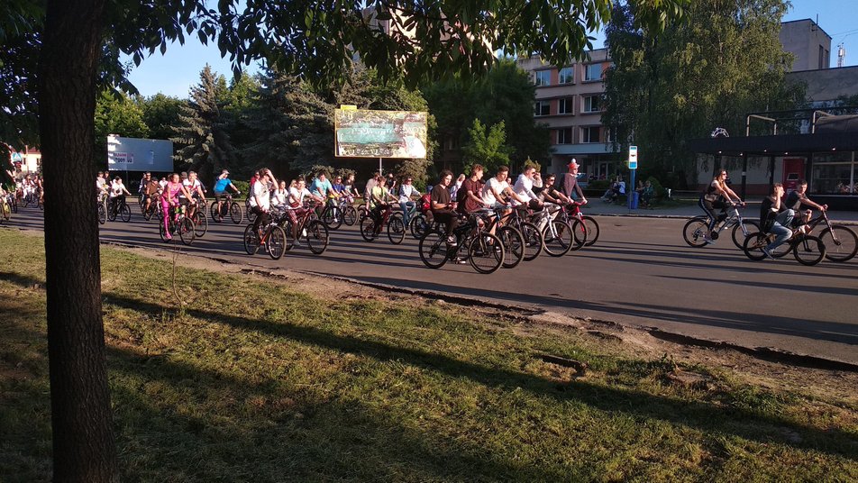 ФОТОФАКТ. В Ужгороді відбувся благодійний велозаїзд у вишиванках