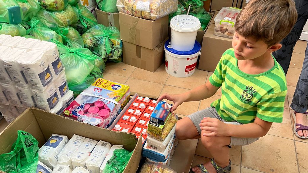 Близько 150 продуктових наборів щодня роздають  переселенцям у гуманітарному хабі в Ужгороді (ФОТО)