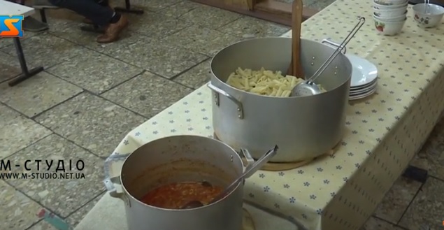 Волонтерська кухня для переселенців працює на базі школи у Ясінях на Рахівщині (ВІДЕО)