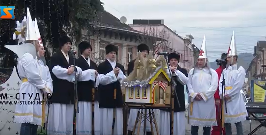Колядницькі гурти та бетлегеми традиційно вітали з Різдвом на центральній площі Мукачева (ВІДЕО)