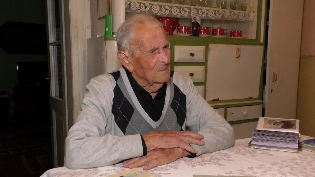 106-річний ужгородець Микола Деревляник сам готує, прибирає та пере одяг руками (ВІДЕО)