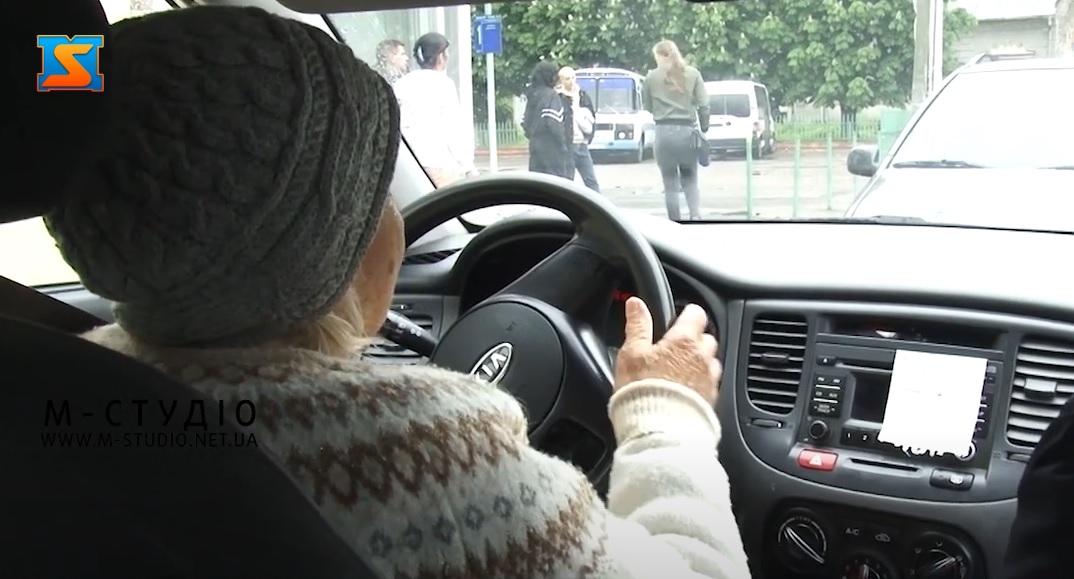 На Закарпатті 80-річна жінка здала теоретичний іспит з ПДР і тепер вчиться водінню (ВІДЕО) 