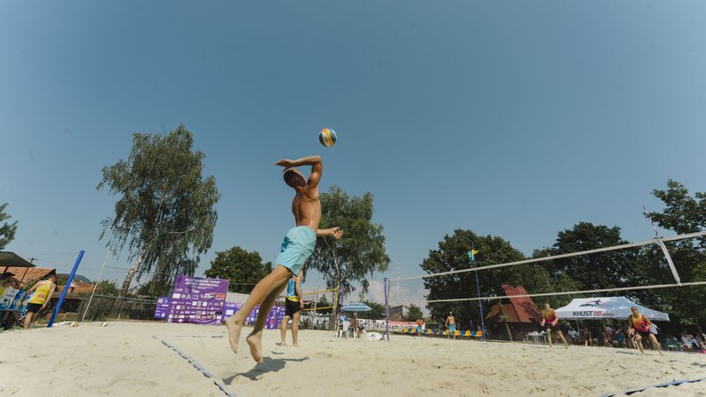 У Хусті на благодійному турнірі з пляжного волейболу зібрали понад 200 тис грн на потреби війська (ФОТО)