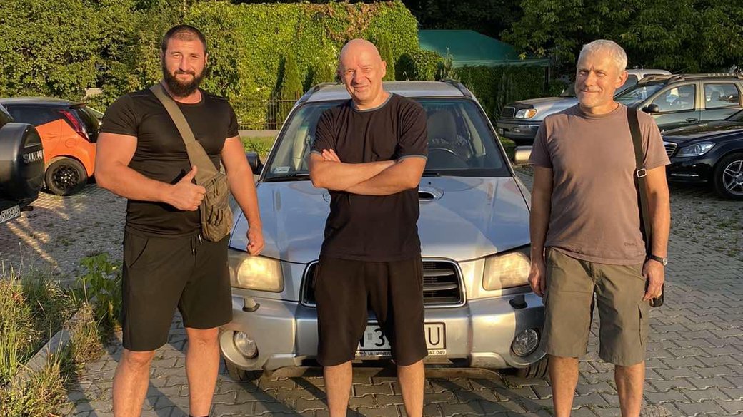 Поляк передав закарпатському волонтеру власне авто для ЗСУ (ФОТО)