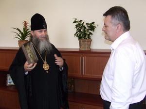 Архієпископ Мукачівський і Ужгородський Феодор подарував головному міліціонерові Закарпаття ікону (ФОТО)
