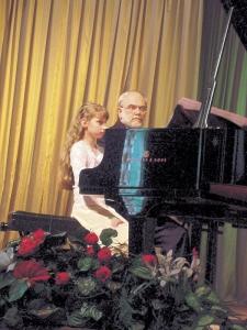 Школярка Анна Пашковська грає з маестро у чотири руки