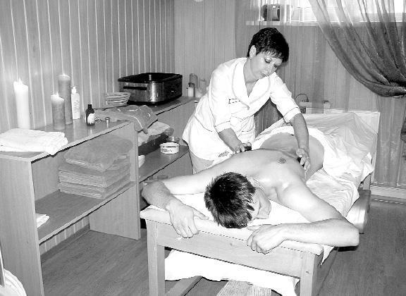 Ганна Томищ робить масаж стоун-чакра відпочивальнику закарпатського санаторію ”Карпатія”