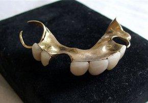 На аукціоні продали золоті зуби Черчилля