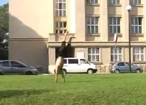 В Ужгороді молоді люди використовують газон перед будівлею ОДА як танцмайданчик (ВІДЕО)