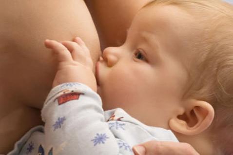 Близько половини українських жінок відмовляють  своїм дітям у грудному молоці