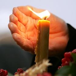 Шахрайка виманила в літньої закарпатки 14 тисяч на єрусалимські свічки