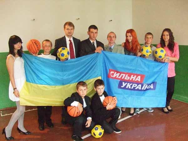 Керівник первинної партійної організації Володимир Тімашев вручив у подарунок школярам спеціалізованої ЗОШ №5 комплект м’ячів