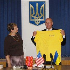 На зустрічі з делегацією з міста-побратима Корвалліс Ратушняк сказав, що українці повинні допомагати Януковичу