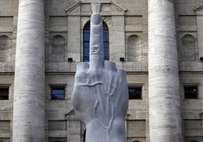 У Мілані з'явився одинадцятиметровий середній палець