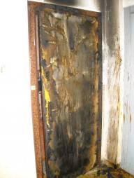Невідомі підпалили вхідні двері квартири в ужгородській багатоповерхівці