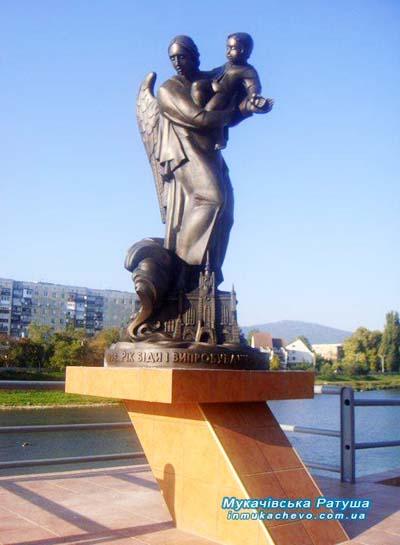 У Мукачеві урочисто відкрили скульптурну композицію, присвячену трагічній повені 1998 року (ФОТО)