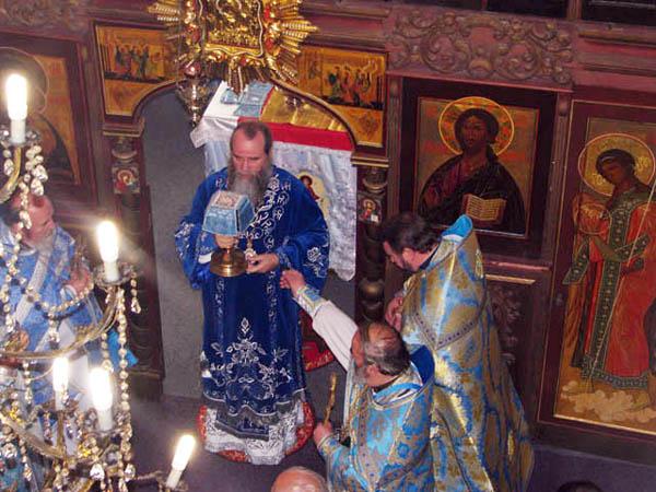 Архієпископ Феодор вручив другого хреста з прикрасами настоятелю Свято-Покровського храму Ужгорода