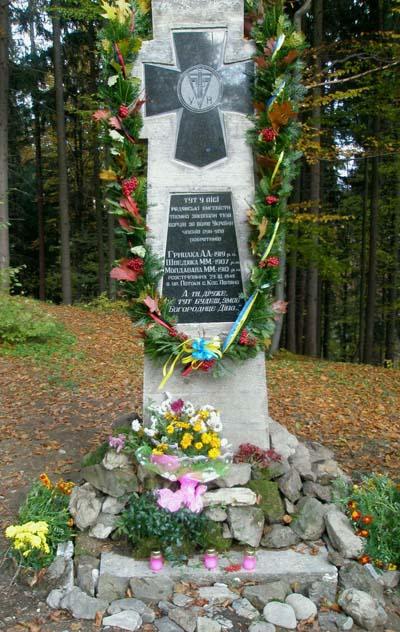 У закарпатському Рахові поставили пам’ятний хрест на могилі вбитих членів ОУН-УПА (ФОТО)