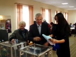 Чинний мер Мукачева Золтан Ленд’єл прийшов на вибори з донькою (ФОТО)