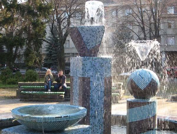 Погорєлов не розуміє, чому фонтан в скверику біля УСБУ при Ратушнякові не вимкали (ВІДЕО)