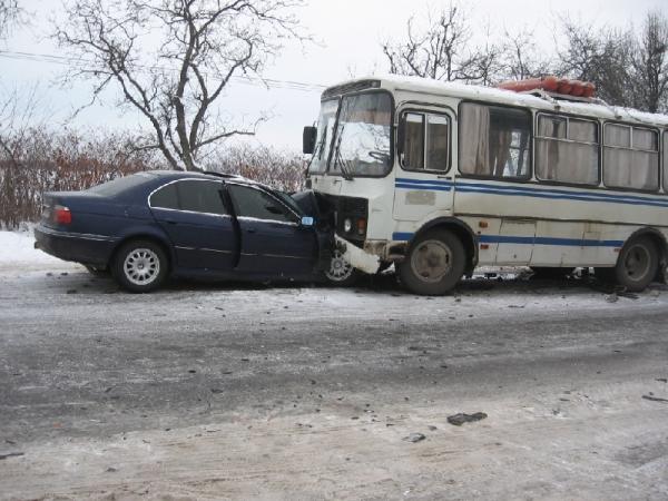 На Закарппатті зіткнулися ВАЗ, BMW і рейсовий автобус ПАЗ (ФОТО)