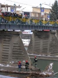 Рятувальники МНС очистили опори пішоходного мосту в Ужгороді (ФОТО)