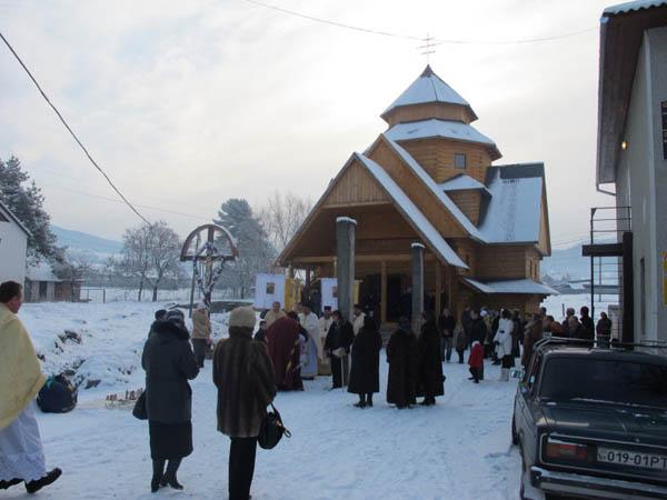 У закарпатському Верхньому Водяному освячено нову дерев’яну церкву (ФОТО)