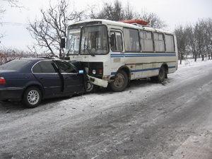 На Мукачівщині після зіткнення з ВАЗом БМВ протаринило рейсовий автобус