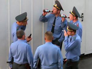 У Криму генерал міліції написав книгу про те, як правильно "бухати" на роботі