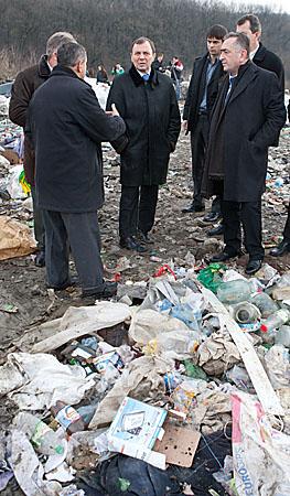 Мер Ужгорода влаштував екскурсію на сміттєзвалище (ФОТО)