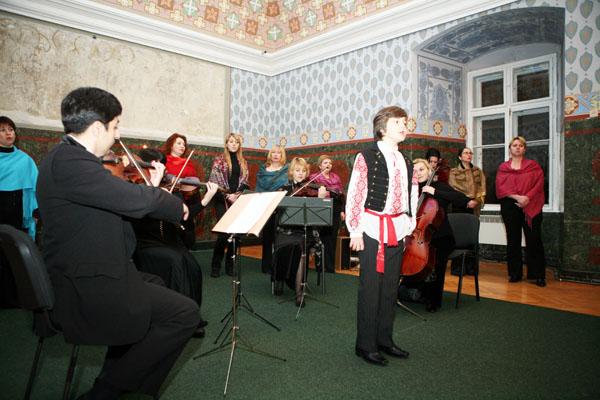 На благодійному вечорі в Ужгородському замку зібрали гроші на рояль для музшколи (ФОТО)