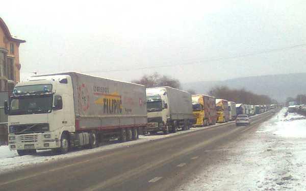 Черги вантажівок на українсько-словацькому кордоні утворились через відсутність дозволів транзиту територією Польщі