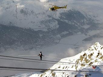 Швейцарець пройшовся по дроту на висоті трьох кілометрів