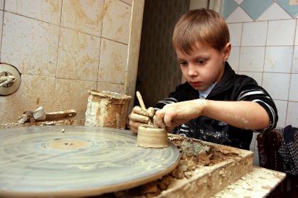У квартирі ужгородської 9-поверхівки дітей вчать гончарному ремеслу (ФОТО)