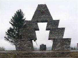 Троє закарпатців підпалили угорський монумент на Верецькому перевалі